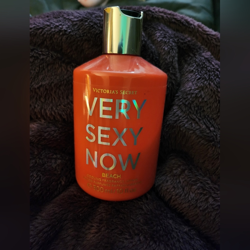 Victoria's Secret Very Sexy Now Wild Palm Cooling Frangrance lotion 10 FL oz